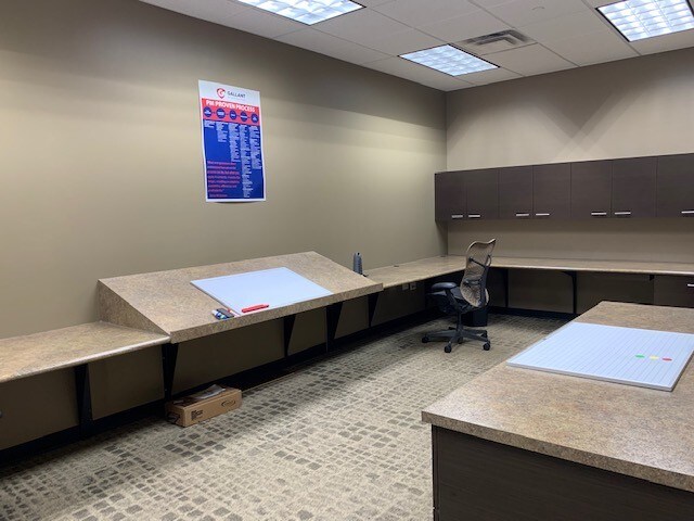 More Photos Of 345 Memorial Dr, Crystal Lake Showroom For Sale