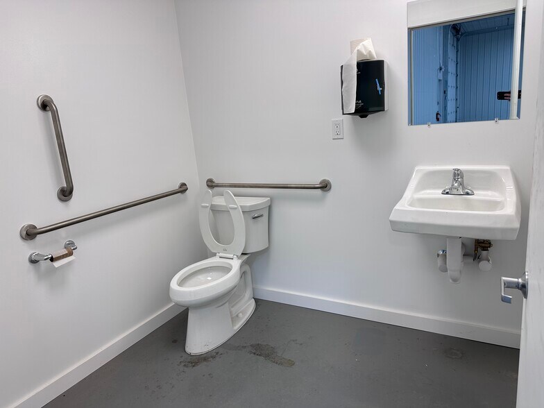 More Photos Of 3707 Elmers Industrial, Traverse City Warehouse For Lease