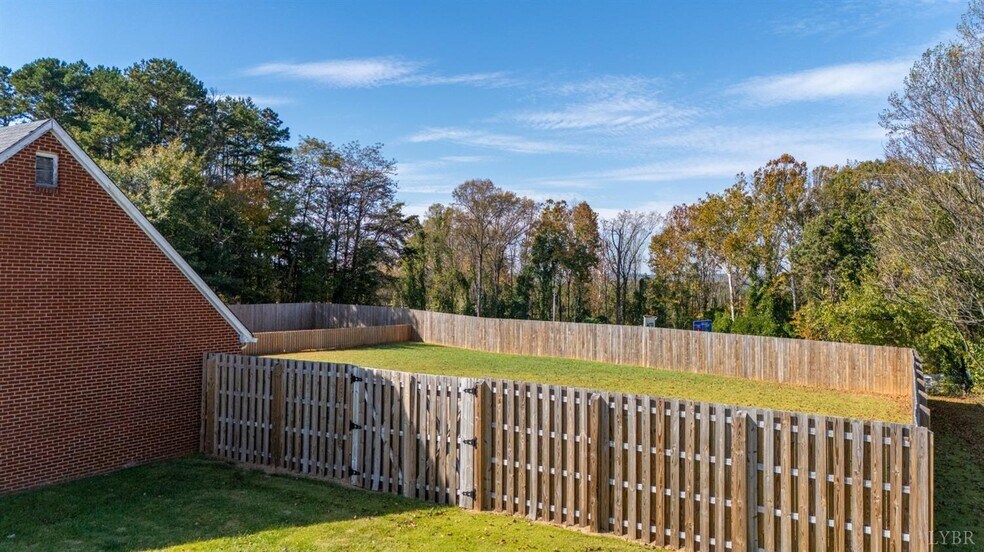 More Photos Of 273 Riverbend Rd, Altavista Showroom For Sale