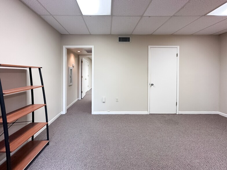 More Photos Of 1979 E Edgewood Dr, Lakeland Office For Lease