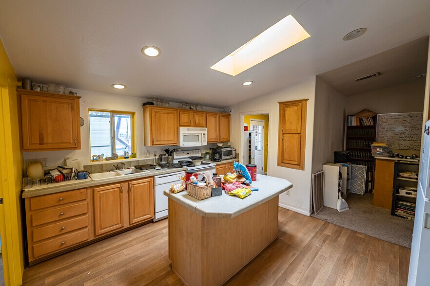 More Photos Of 5221 Hwy 68, Golden Valley Flex For Sale