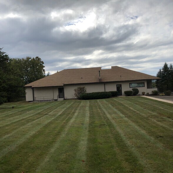 More Photos Of 8 Old Indian Trl, Middlefield Office For Lease