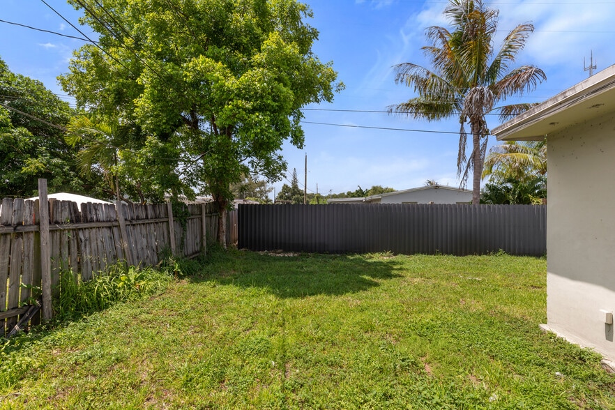 More Photos Of 5521 SW 34th St, Pembroke Park Multifamily For Sale