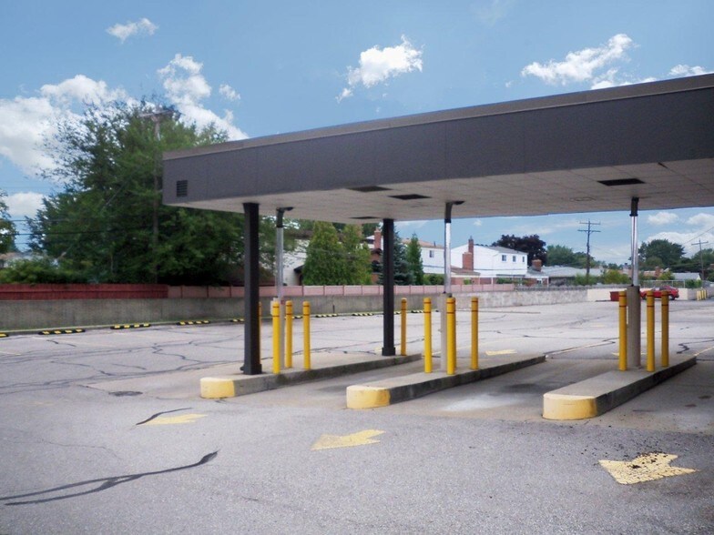 More Photos Of 11700 E 15 Mile Rd, Sterling Heights Bank For Lease