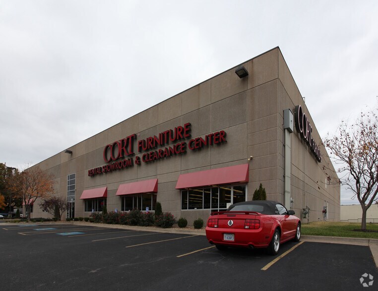 More Photos Of 9111 Quivira Rd, Overland Park Warehouse For Lease
