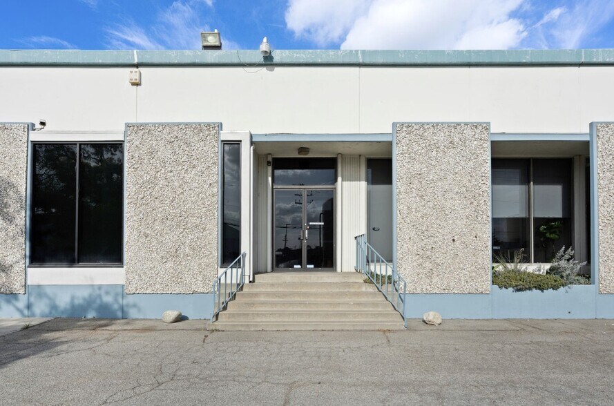 More Photos Of 5717 E Ferguson Dr, Commerce Manufacturing For Lease