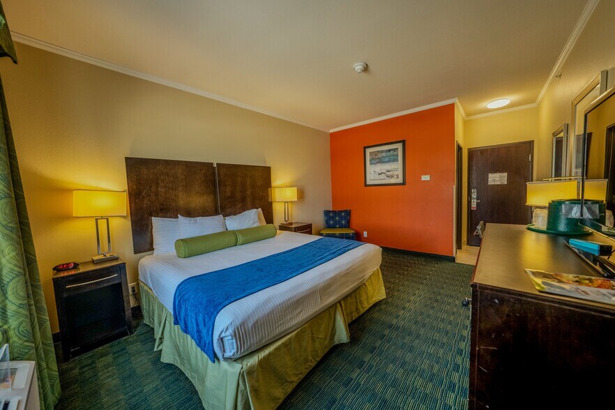 More Photos Of 1306 E Commerce St, San Antonio Hotel For Sale