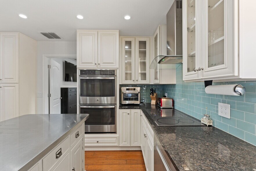 More Photos Of 925 Main St, Bastrop Office Residential For Sale
