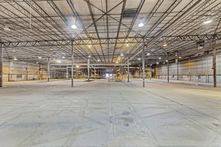 More Photos Of 1001 E Broadway St, Alliance Industrial For Sale