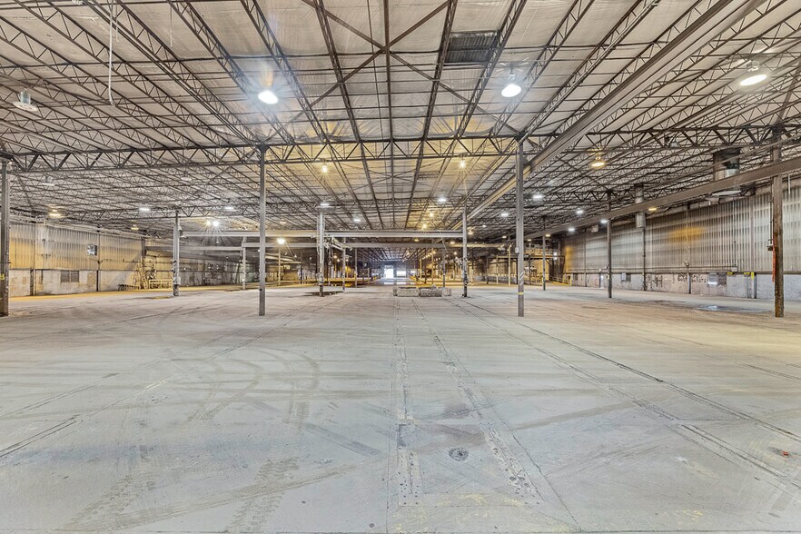 More Photos Of 1001 E Broadway St, Alliance Industrial For Lease