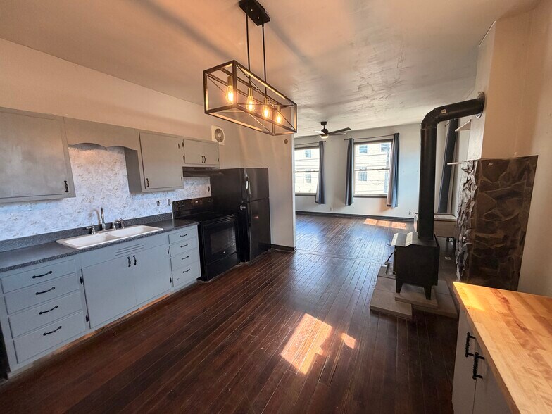 More Photos Of 1005 1st St, Moro Freestanding For Sale