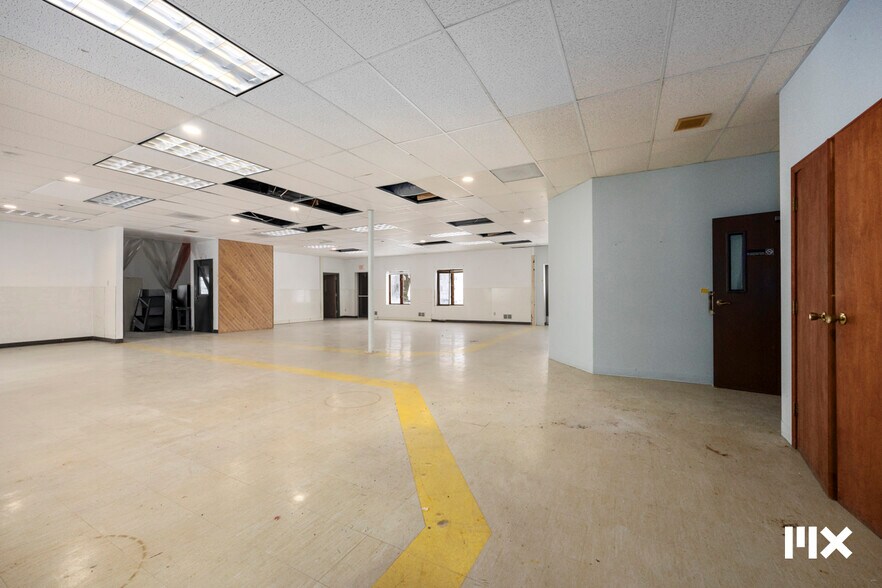 More Photos Of 21685 Northland Dr, Paris Distribution For Sale