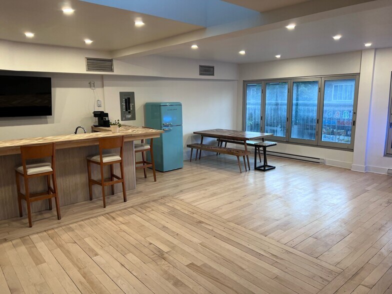 More Photos Of 2219-2229 St Bélanger, Montréal Storefront Retail Office For Lease