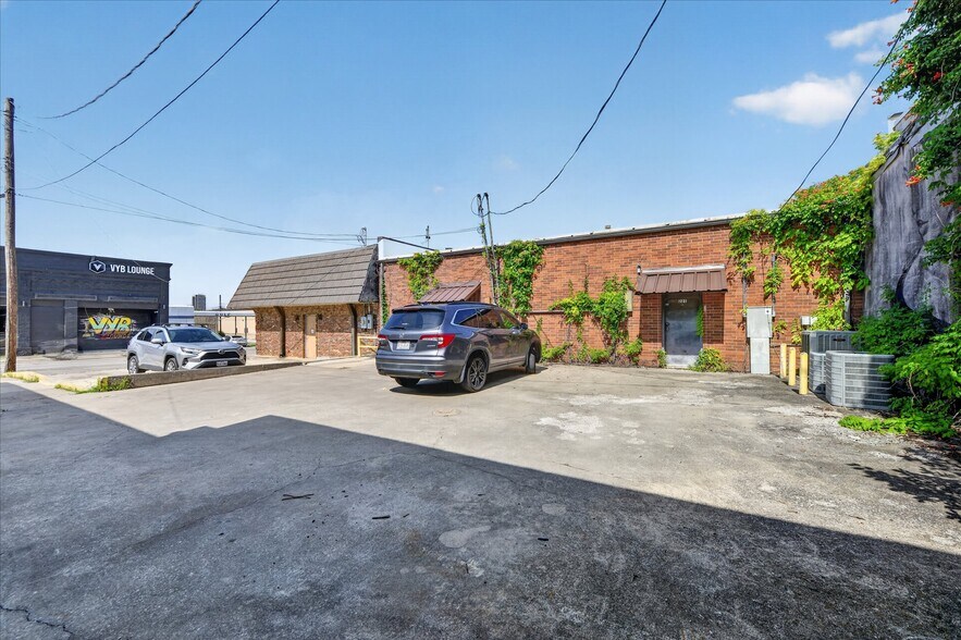 More Photos Of 221-223 N Locust St, Denton Office For Sale