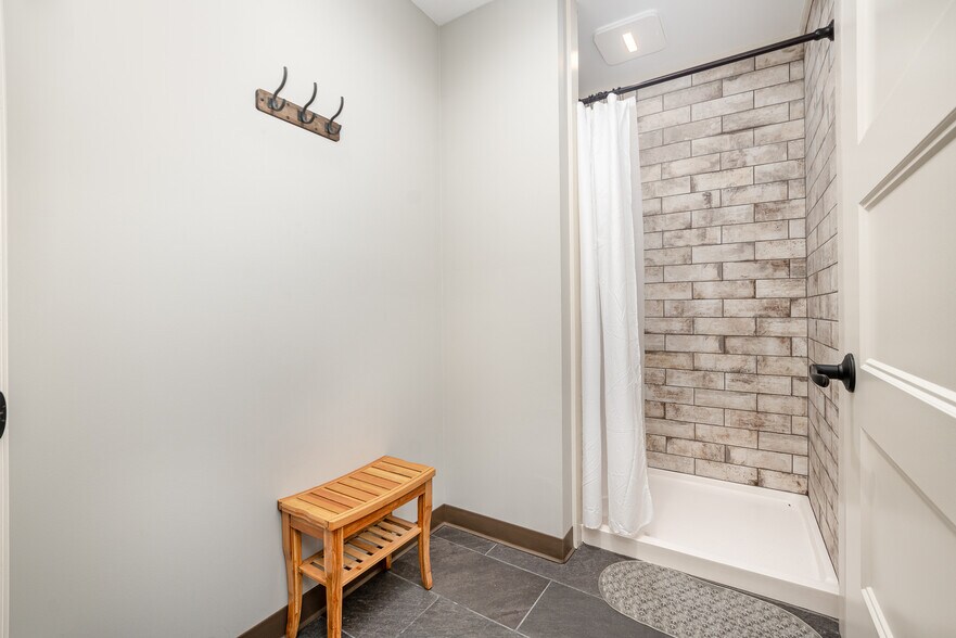 More Photos Of 4456-4460 Bridgetown Rd, Cincinnati Office For Lease