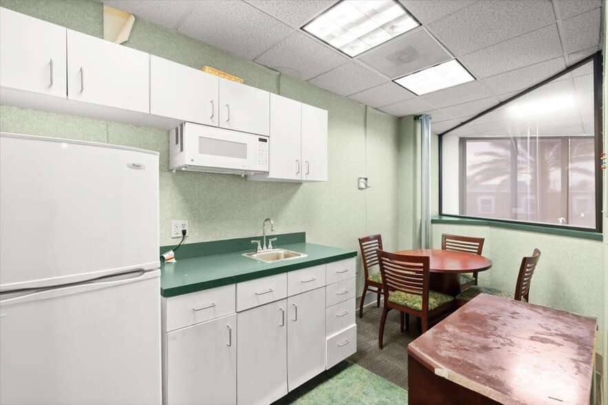 More Photos Of 128 E Granada Blvd, Ormond Beach Medical For Sale