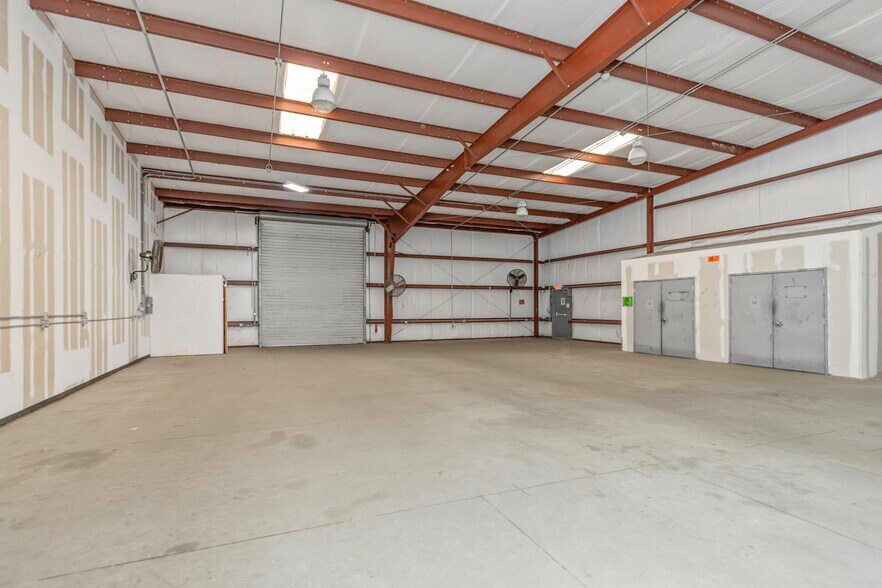 More Photos Of 16547 US Highway 19, Hudson Showroom For Lease