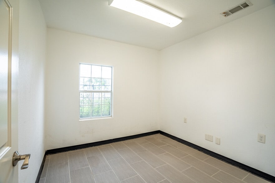 More Photos Of 401 W Simonds Rd, Seagoville Office For Sale