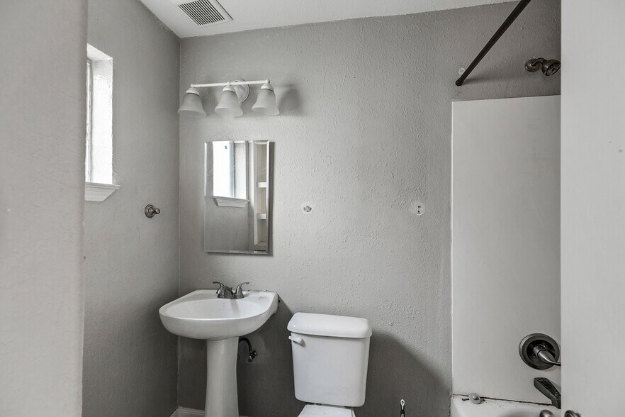 More Photos Of 2703 Mason St, Houston Apartments For Sale