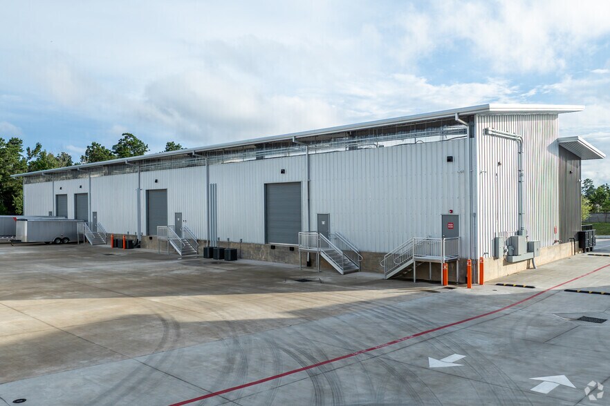 More Photos Of 1027 Outpost Dr, Conroe Showroom For Lease