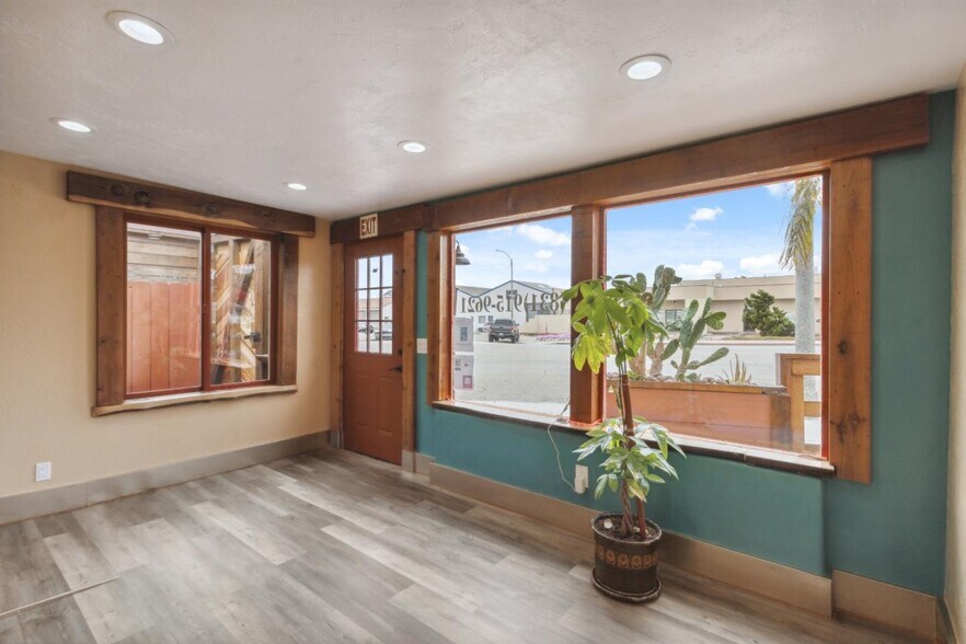 More Photos Of 1637 Del Monte Blvd, Seaside Storefront For Sale