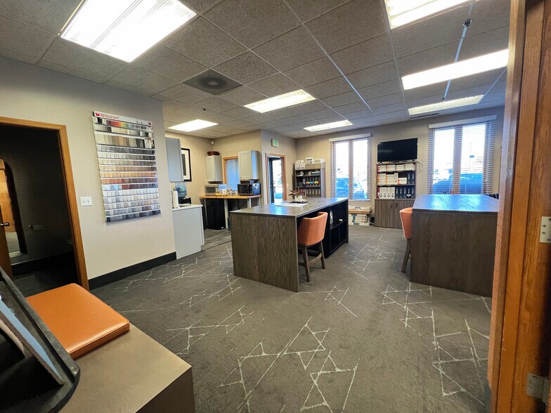 More Photos Of 1881 Commerce Dr, Elk Grove Village Office For Sale