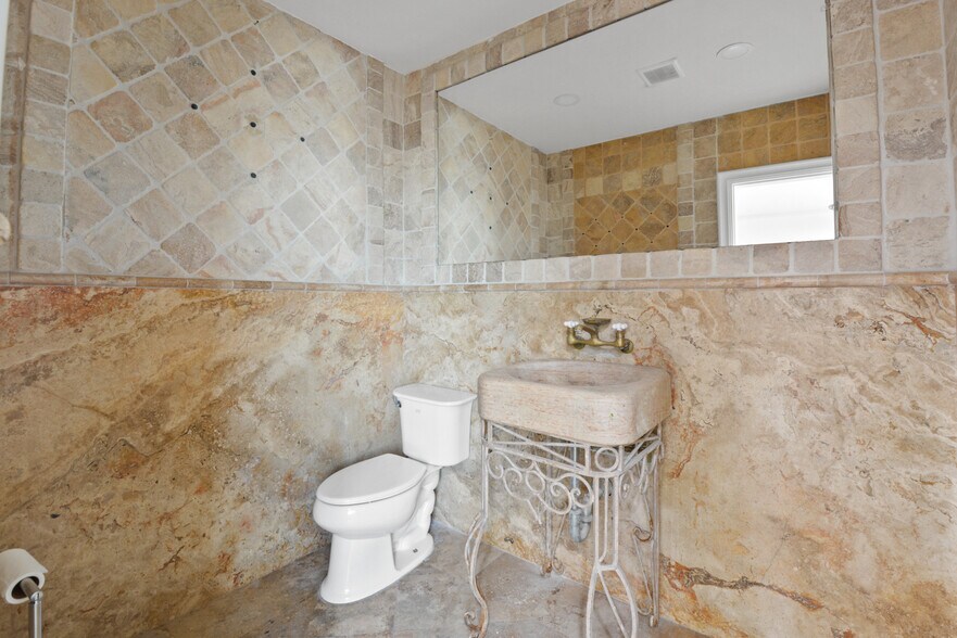 More Photos Of 920-922 E Arlee Pl, Anaheim Warehouse For Sale