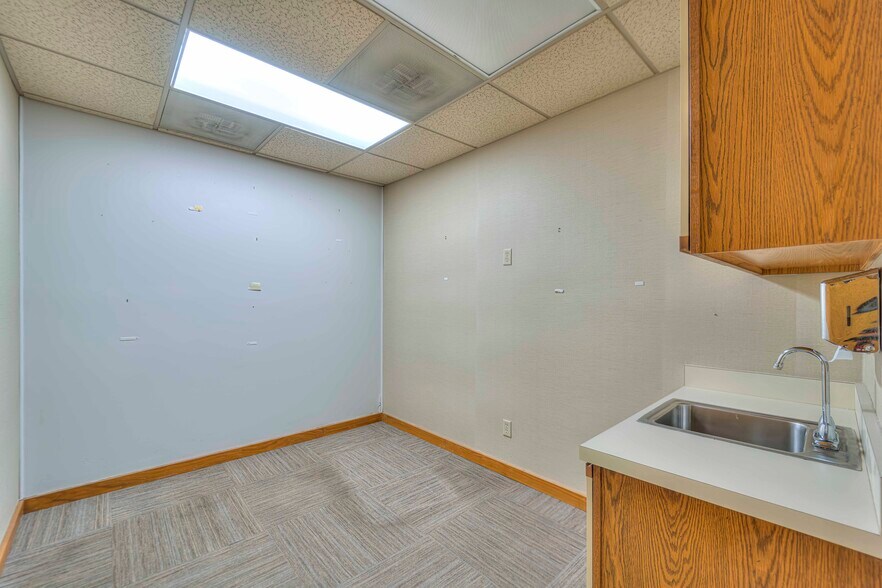 More Photos Of 900 E Michigan Ave, Jackson Office For Lease