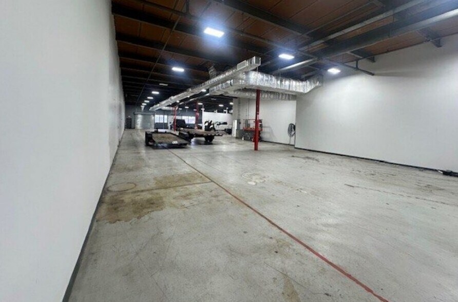 More Photos Of 7 Aerial Way, Syosset Showroom For Lease