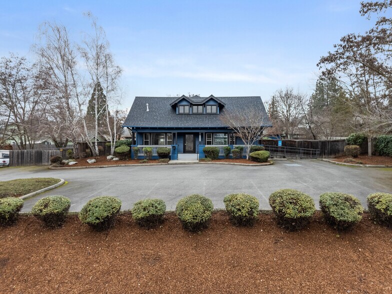 More Photos Of 858 NE A St, Grants Pass Office For Sale