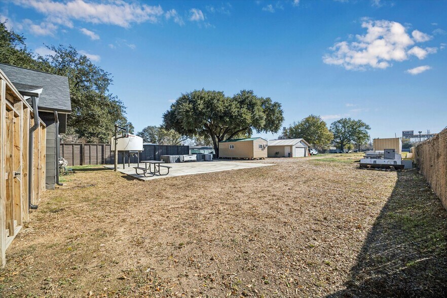 More Photos Of 5235 E 5th St, Katy Flex For Sale