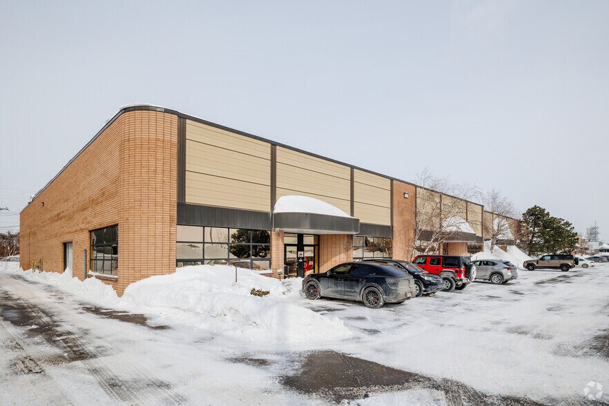 More Photos Of 1913-1959 Rue Le Chatelier, Laval Warehouse For Lease