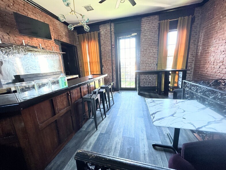 More Photos Of 1910 Magazine St, New Orleans Storefront Retail Residential For Lease