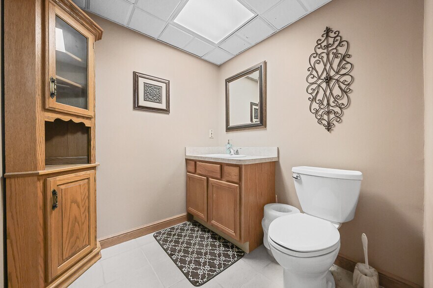 More Photos Of 8050 Corporate Cir, North Royalton Office For Lease