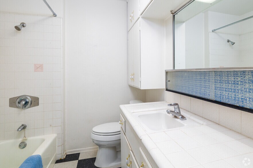 More Photos Of 2808-22 State St, Carlsbad Movie Theatre For Sale