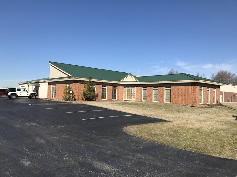 More Photos Of 1424 N Royal Ave, Evansville Showroom For Lease