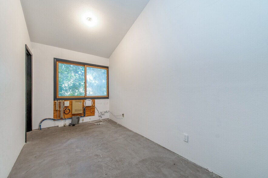 More Photos Of 2482 Newport Blvd, Costa Mesa Loft Creative Space For Lease