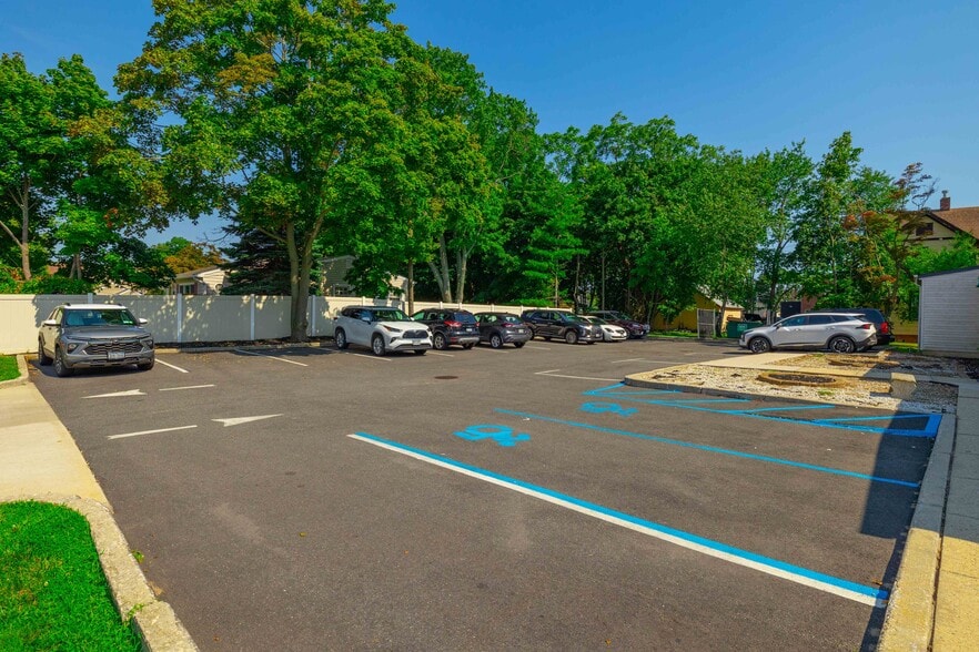 More Photos Of 256 N Wellwood Ave, Lindenhurst Office For Lease