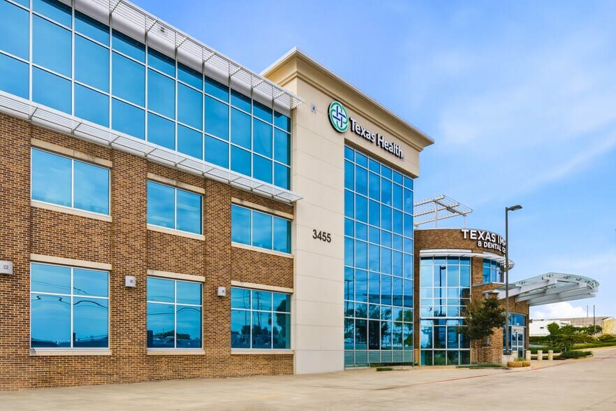 More Photos Of 3455 Locke Ave, Fort Worth Medical For Lease