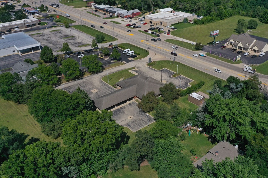 More Photos Of 170 N Il-31, Crystal Lake Bank For Lease