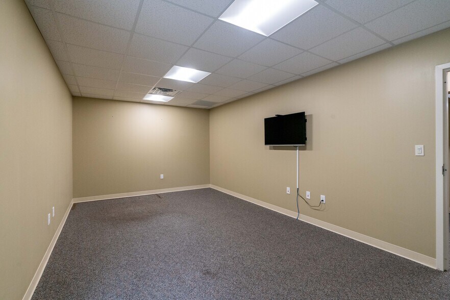 More Photos Of 12945 Seminole Blvd, Largo Unknown For Lease