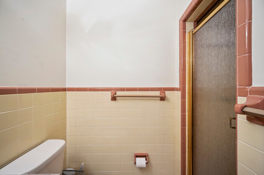 More Photos Of 304 Doris Dr, Lakeland Medical For Sale