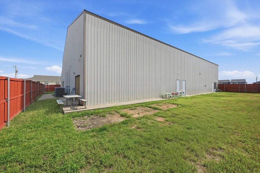 More Photos Of 920 S Heritage Pky, Sherman Specialty For Sale
