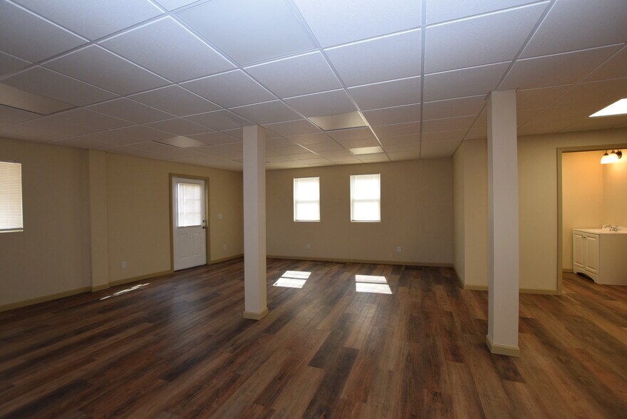 More Photos Of 604 E Main St, Saint Paris Office For Lease