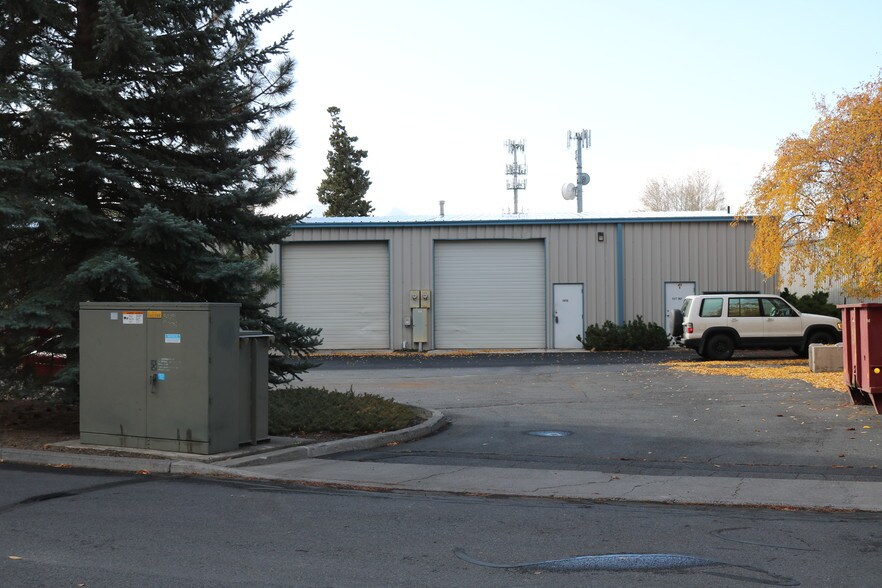 More Photos Of 45 SE Bridgeford Blvd, Bend Warehouse For Lease