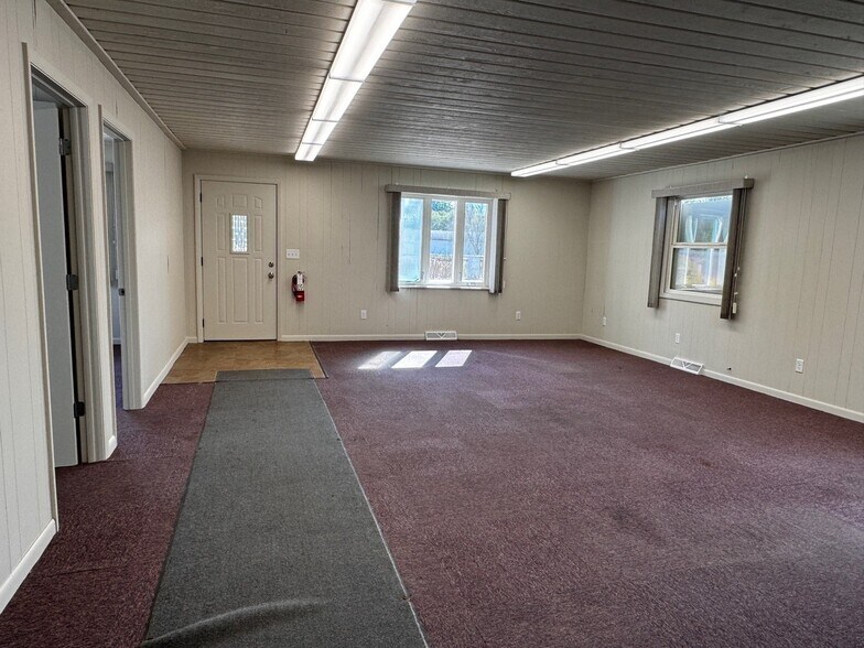 More Photos Of 147 Second Ave, Rochelle Warehouse For Lease