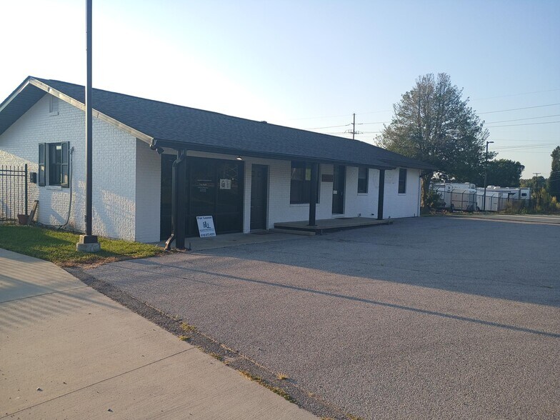 Primary Photo Of 1008 Troy Ofallon Rd, Troy Office For Lease