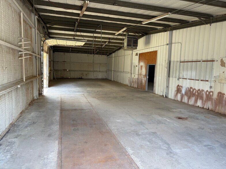 More Photos Of 803 E Mockingbird Ln, Victoria Industrial For Lease