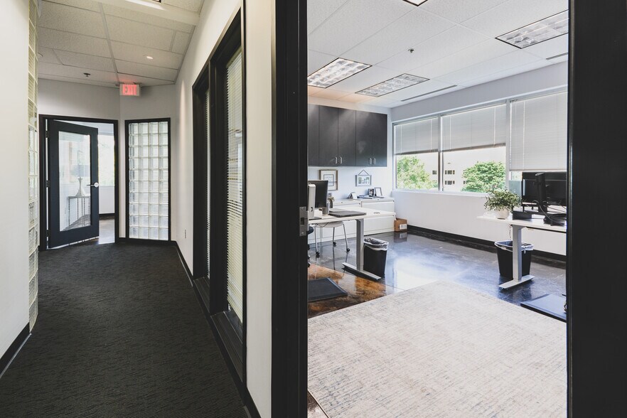 More Photos Of 17300 Chenal Pky, Little Rock Office For Lease