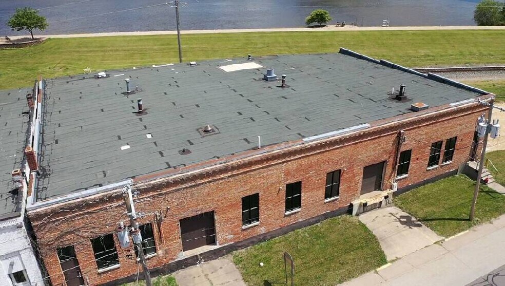 More Photos Of 623 S 1st St, Clinton General Retail For Sale